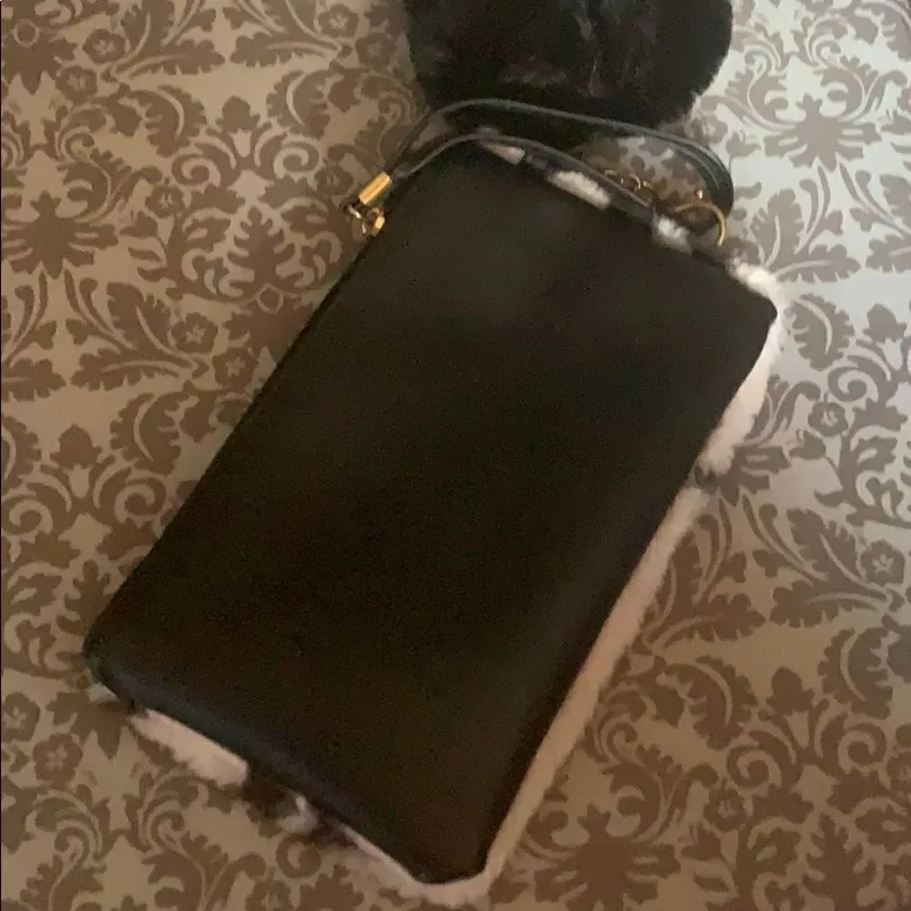 Fur wristlet‎